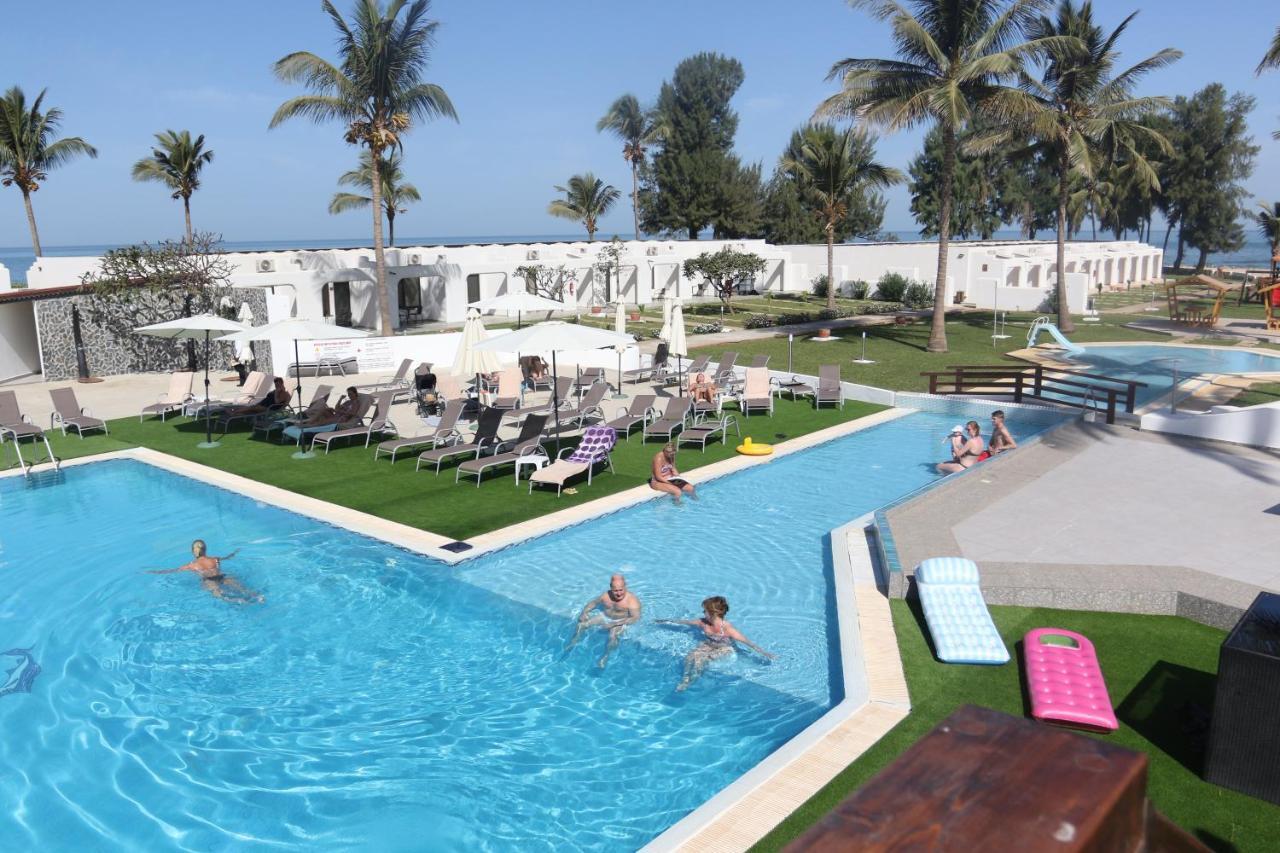 Sunbeach Hotel & Resort Bakau Екстер'єр фото